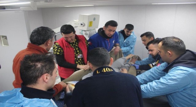 TCG Bayraktarda yaralı vatandaşların tedavisi sürüyor