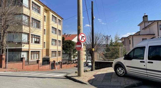 Tek yönlü ters şeride giren sürücüler kazaya davetiye çıkardı
