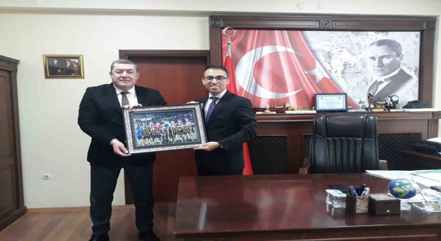 Tekin, Kaymakam Yılmaza Alaplı Belediye Spor Forması hediye etti