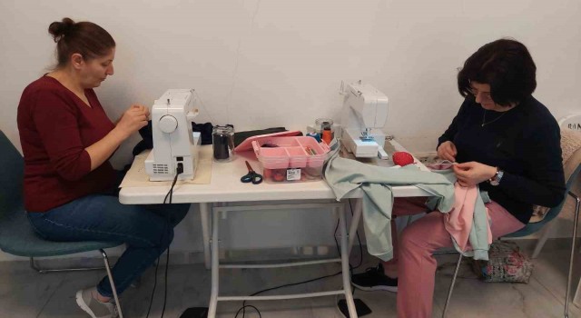 Tekirdağda gönüllü kadınlar depremzedeler için makine başına geçti