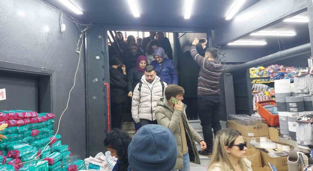Tekirdağda indirim izdihamı, kapıları zor tuttular
