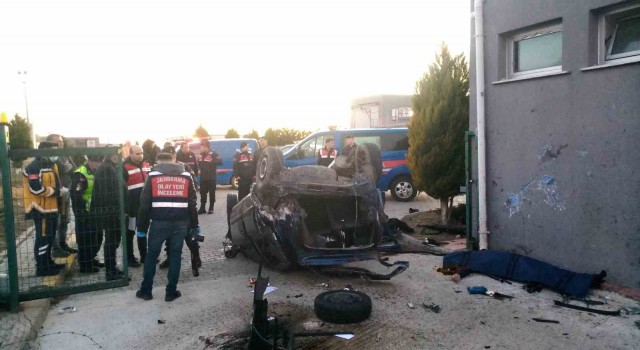 Tekirdağda taklalar atan otomobil, fabrikanın bahçesine daldı: 1 ölü