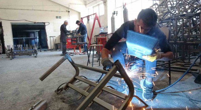 Teknolojik altyapıya sahip bu meslek lisesi, depremzedeler için fabrika gibi üretime geçti