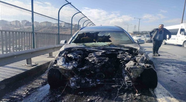 TEM Otoyolunda seyir halindeki otomobil alev alev yandı