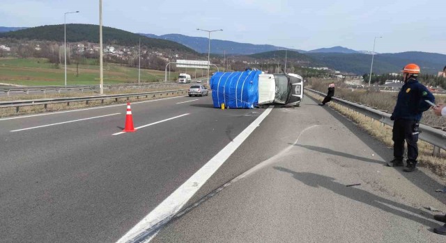 TEMde kontrolden çıkan kamyonet devrildi