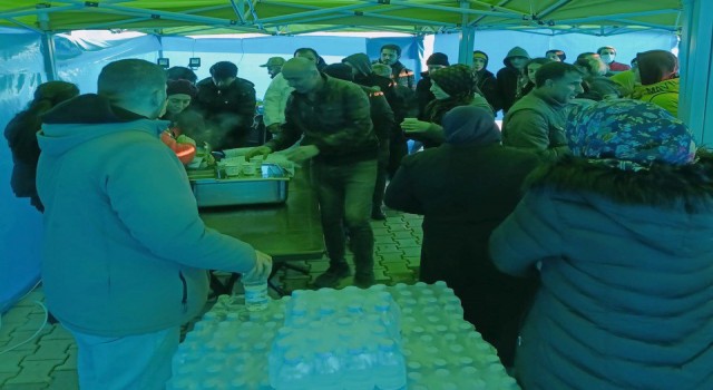 Tepebaşı aşevinden depremzedelere kahvaltı ve yemek ikramı