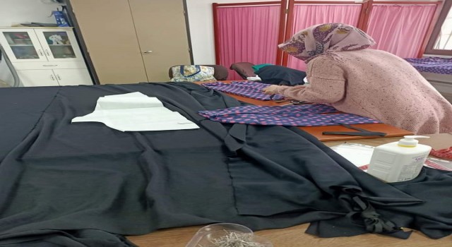 Termalde kursiyerler depremzedeler için eşofman üretiyor