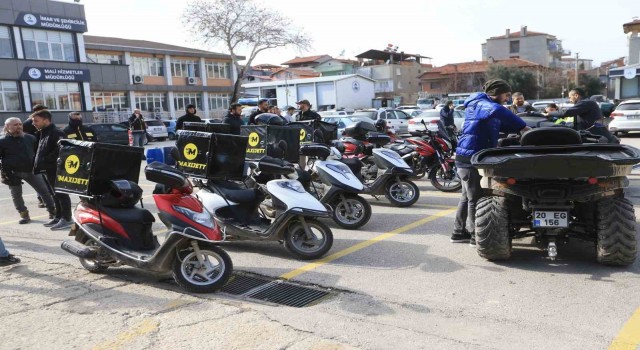 Tıkanan trafikte yaraları motosikletliler sarıyor