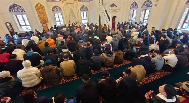 Tokyo Camiinde depremde hayatını kaybedenler için gıyabi cenaze namazı