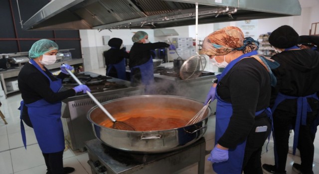 Toroslar Belediyesinden depremzedelere sıcak yemek