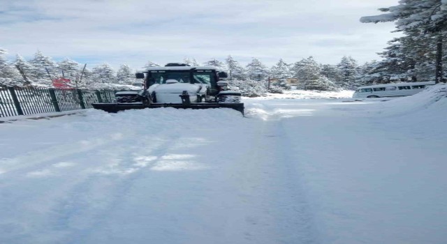 Torosların yüksek kesimlerinde karla kapanan yollar açılıyor