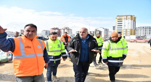 Trabzon Büyükşehir Belediyesi Elbistanda yaraları sarmak için çalışma yürütüyor