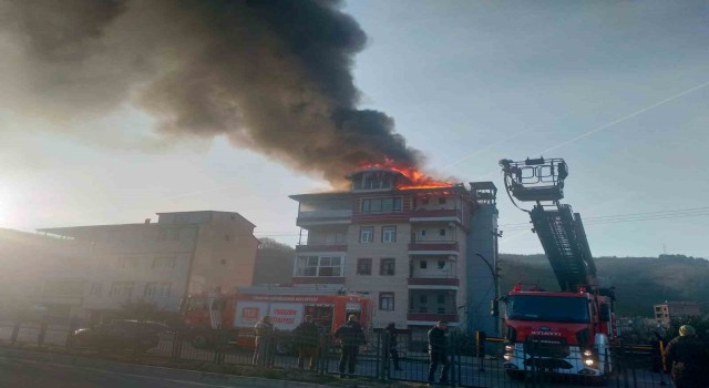 Trabzonun Araklı ilçesinde 5 katlı evin çatısı alevlere teslim oldu