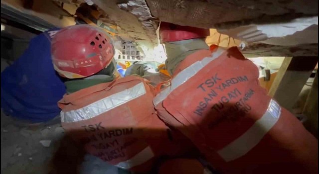 TSK İnsani Yardım Tugayı, Malatyada Meral Nakiri sağ olarak enkaz altından çıkardı