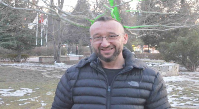 Tunçbilekte kömür işçisi aç kalan tilkiyi elleriyle besledi
