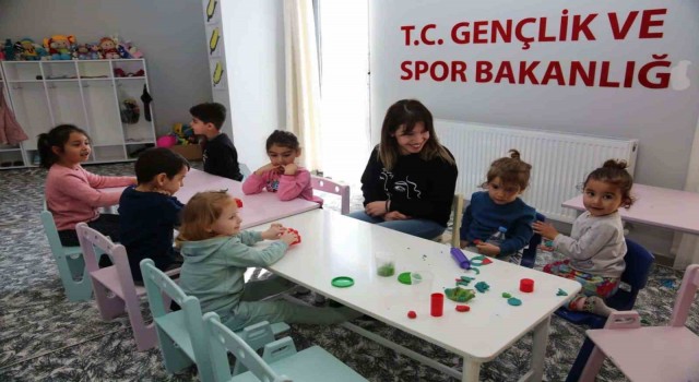 Tuncelide depremzede öğrenciler için sınıf açıldı