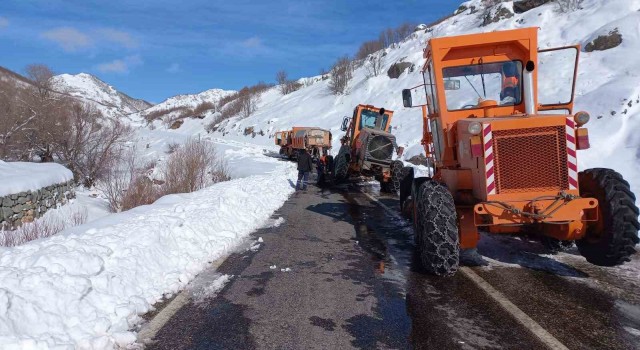 Tuncelide kapatılan yol, yeniden trafiğe açıldı