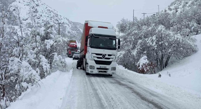 Tuncelinin Pülümür ilçesi ile Erzincan sınırı arası tır geçişlerine kapatıldı