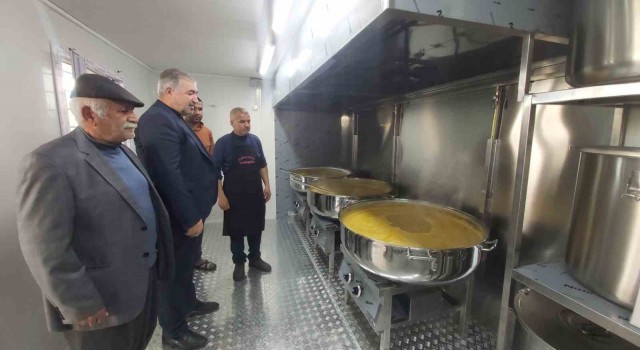 Turanlı: “Depremzede kardeşlerimize yemek ve çorba ikramlarımız devam ediyor”