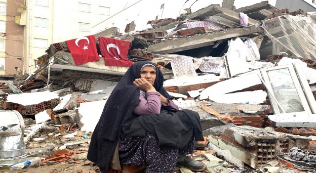 Türk bayrağı enkazda bile yere düşürülmedi