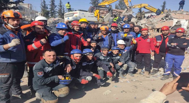 Türk, Ermeni ve ABDli ekip 2 kadını enkazdan sağ çıkardı