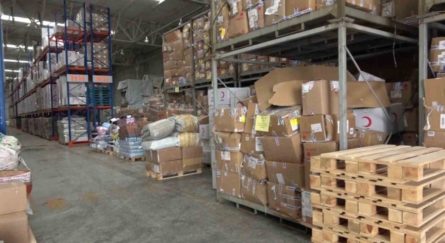 Türk Kızılayı lojistik deposundan deprem bölgesine yardım malzemeleri gönderiliyor