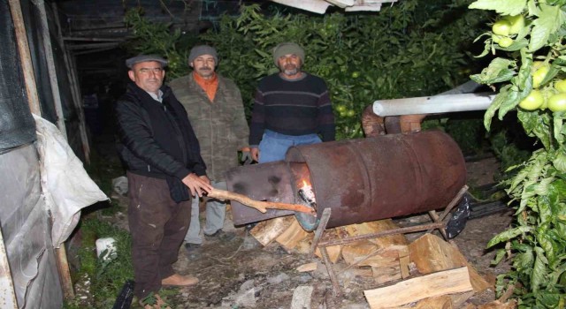 Türkiye ‘buz kesti, Antalyalı çiftçi don nöbetine başladı