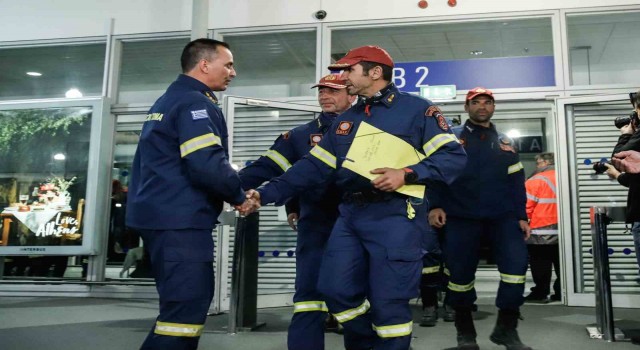 Türkiyeden ayrılan Yunan arama-kurtarma ekipleri Atinada ilgiyle karşılandı