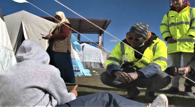“Türkiyeye borcumu ödemeliyim” diyen Afrikalı öğrenci soluğu deprem bölgesinde aldı