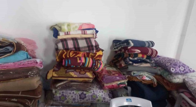 Tuşba Emekçi Kadınlar Destek Platformundan depremzedelere giyim ve gıda yardımı