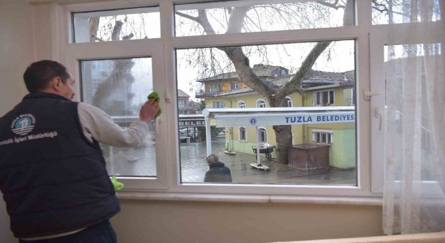 Tuzlada yaşlı ve ihtiyaç sahibi vatandaşların evleri düzenli olarak temizleniyor