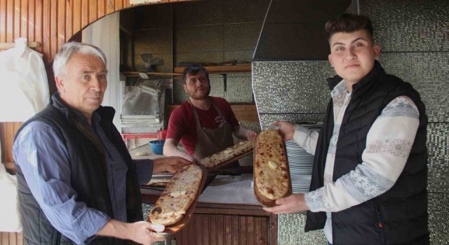 Üç asırdır bu pidede sadece keçi peyniri kullanılıyor