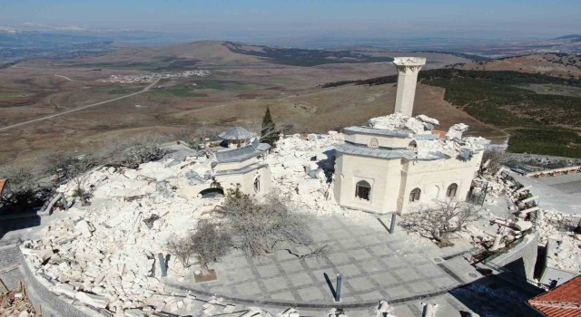 Ukkaşe Hazretlerinin türbesinin restore edilen bölümleri depremde yıkıldı