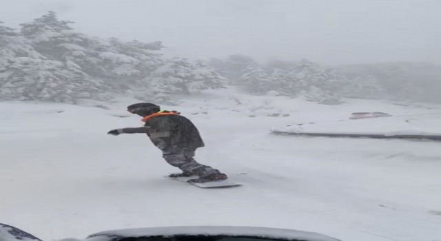 Uludağ yolunda trafik oluştu, o snowboard yaparak indi
