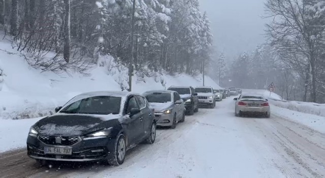 Uludağa akın eden tatilciler, trafikte uzun kuyruklar oluşturdu