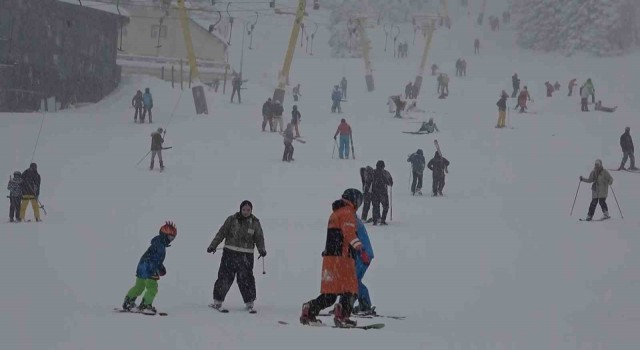Uludağda yarıyılın son gününde tatilciler karın keyfini çıkarttı