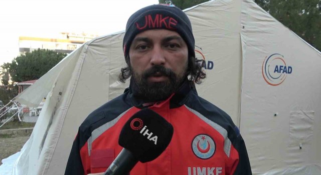 UMKE personeli yemeğini kedi ile paylaştı