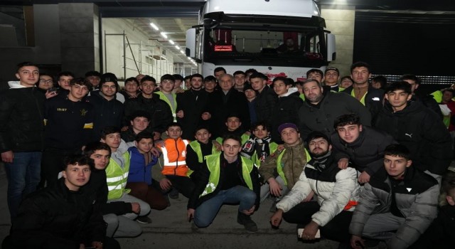 Ümraniyede 180 tırlık yardım malzemesini arı gibi çalışan gençler hazırladı