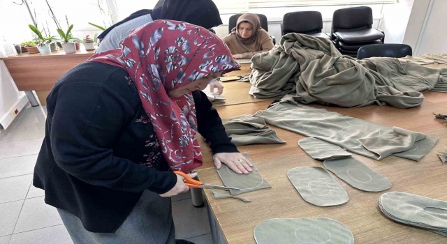 Ümraniyede 25 kadın depremzedeler için bir arada: Eldiven, atkı ve bere dikiyorlar