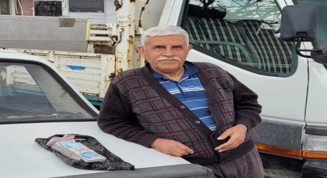 Umre için biriktirdiği 40 bin TLyi depremzedelere bağışladı