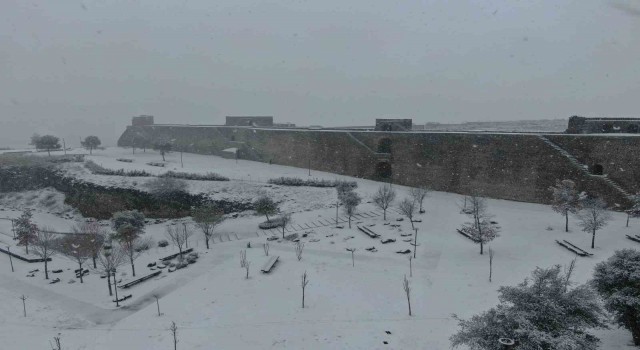 UNESCO listesindeki asırlık surlar beyaz gelinlik giydi