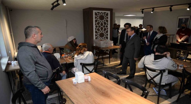 Üniversite Konukevinde kalan depremzede ailelere moral ziyareti