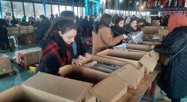 Ünlü dizi oyuncuları Beyoğlundaki deprem yardım çalışmalarına katıldı