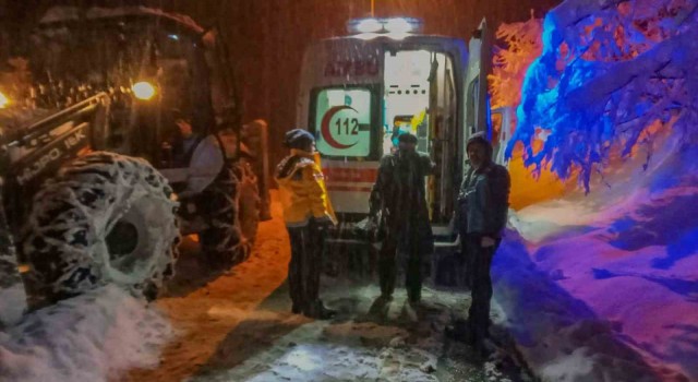 Ünyede karla kaplı yolda ekipler, hasta kadın için seferber oldu