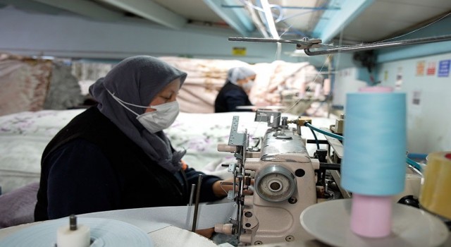 Uşaklı battaniyeciler, deprem bölgesi için seferber oldu