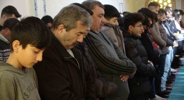 Uşakta binlerce vatandaş, depremde hayatını kaybedenler için gıyabi cenaze namazı kıldı