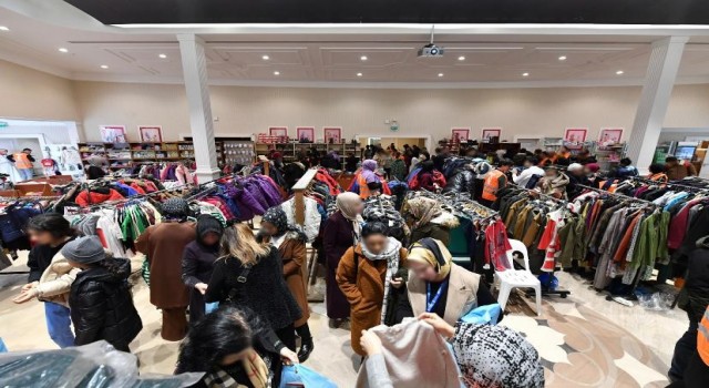 Üsküdar Belediyesi İstanbula gelen depremzedeler için sosyal market açtı