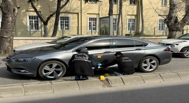 Üsküdarda motorlu 2 kişi güpegündüz araç kurşunladı