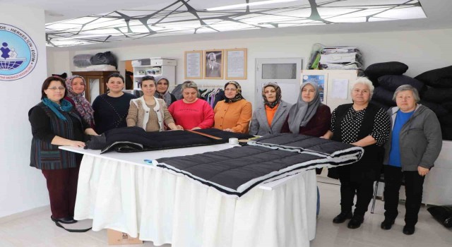 Usta öğreticiler depremzedeler için uyku tulumu dikiyor