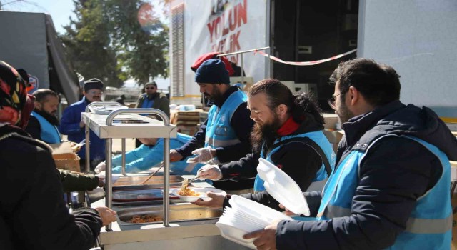 Uygur Türklerinden depremzedelere ‘Uygur Pilavı ikramı